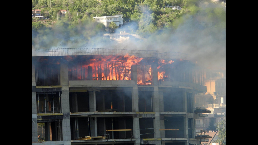 Пожар във висока новострояща се сграда във Варна