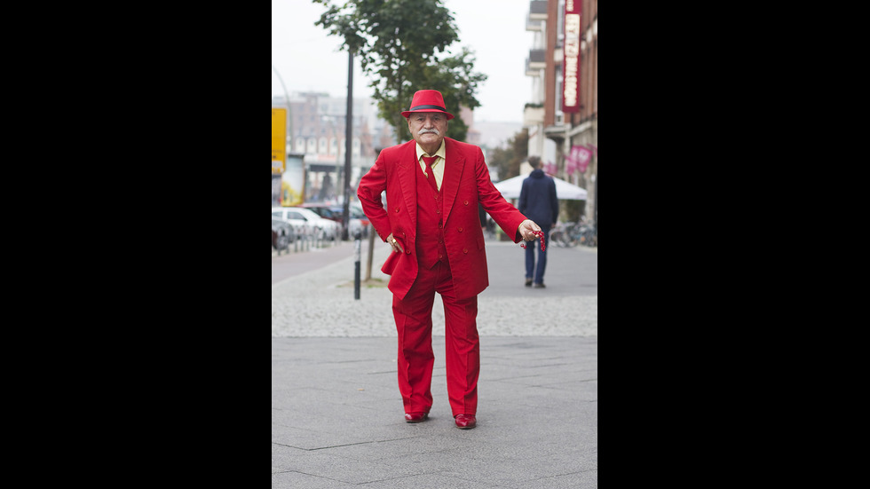 86-годишен шивач сам реклама бизнеса си