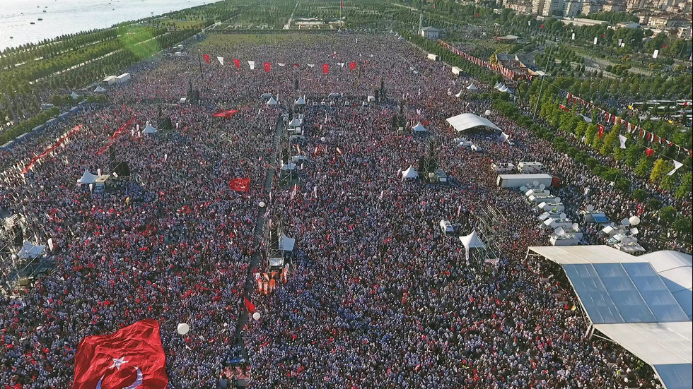 Многохиляден протест на опозицията в Турция