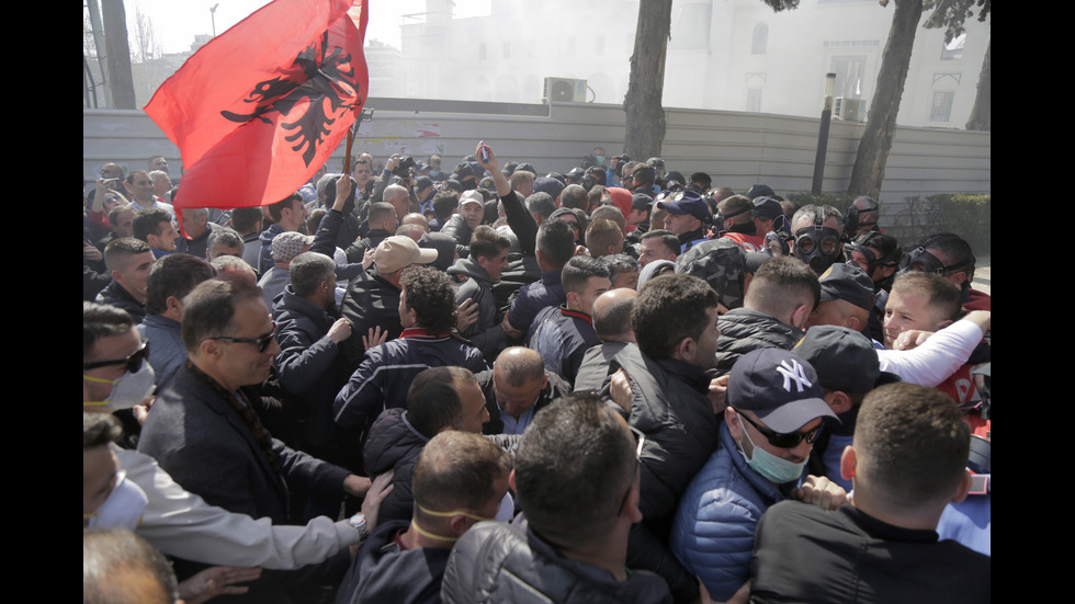 Нови сблъсъци в Тирана, окупирана е сградата на полицията