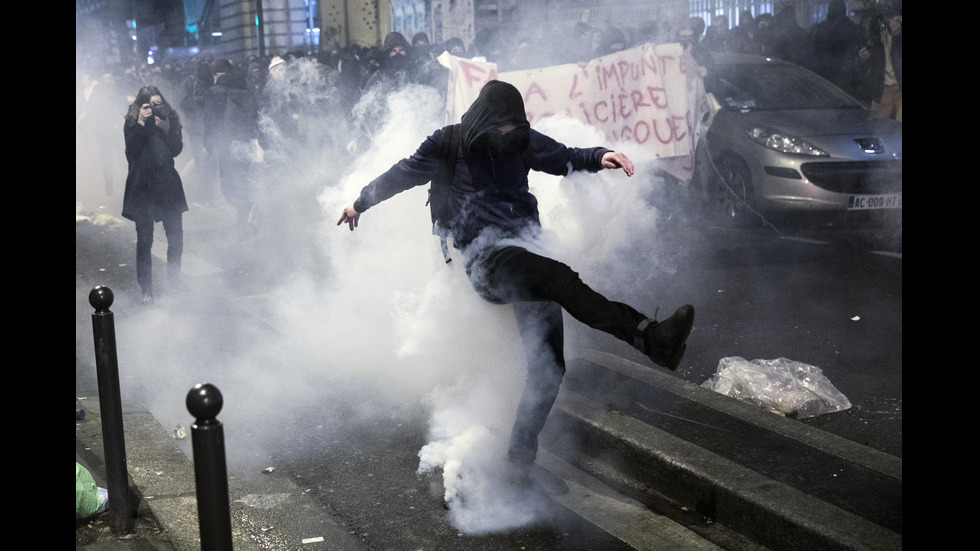 Протести и сблъсъци с полицията в Париж