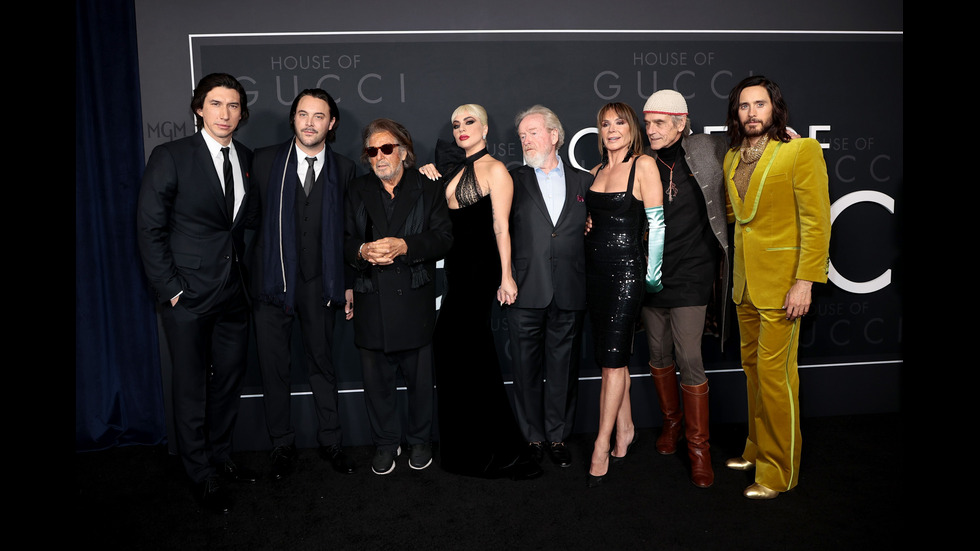 СТИЛНА И СЕКСИ: Лейди Гага блесна в разголена рокля на червения килим