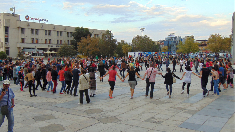 Стотици извиха огромно хоро в центъра на Пловдив