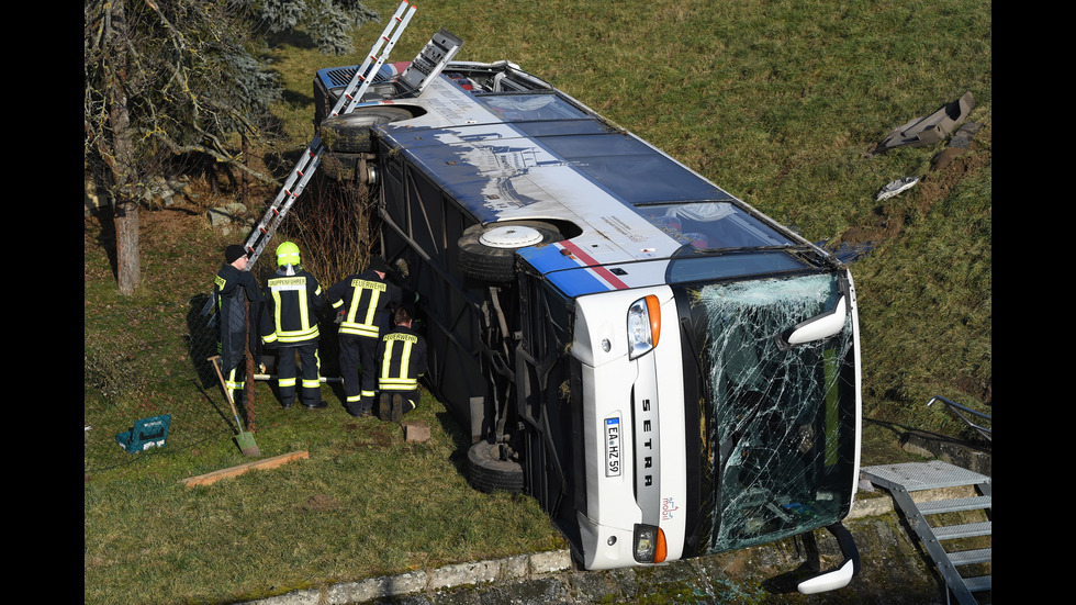 Две деца загинаха при катастрофа с училищен автобус в Германия