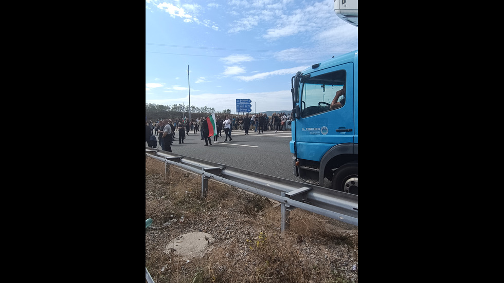 Протестът на енергетиците: Недоволните блокираха основни пътни артерии