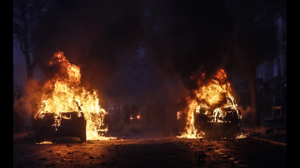 Сблъсъци, горящи коли и сълзотворен газ по улиците на Париж