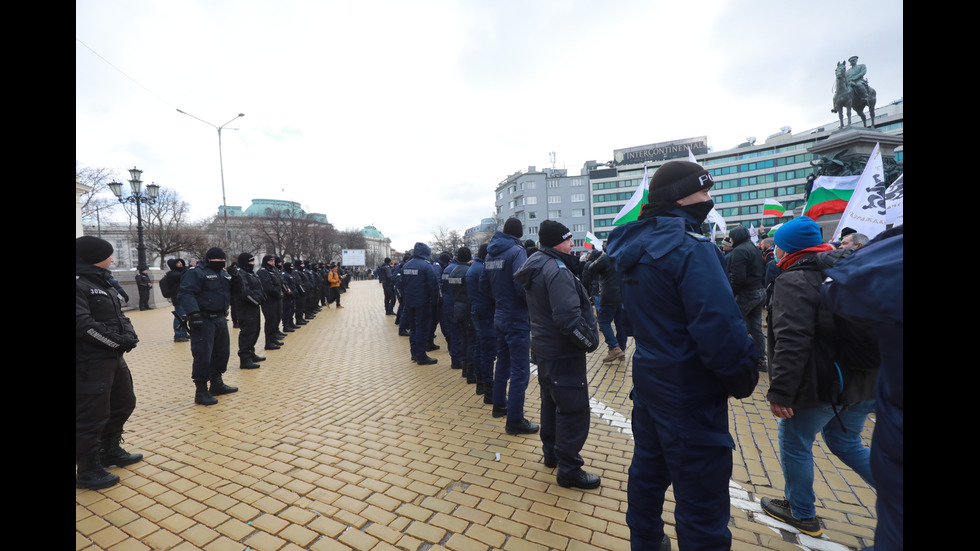 "Възраждане" организира протест срещу зеления сертификат, докараха водно оръдие пред НС