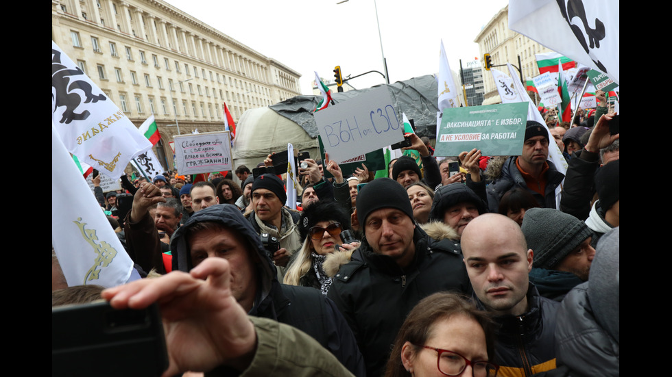 Протест срещу антиCOVID мерките в центъра на София, премиерът отиде при демонстрантите