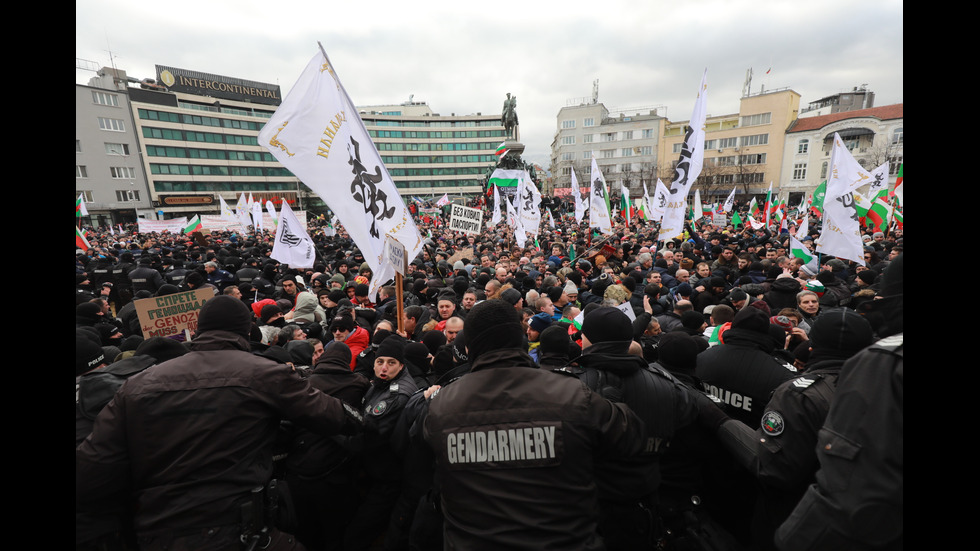 "Възраждане" организира протест срещу зеления сертификат, докараха водно оръдие пред НС