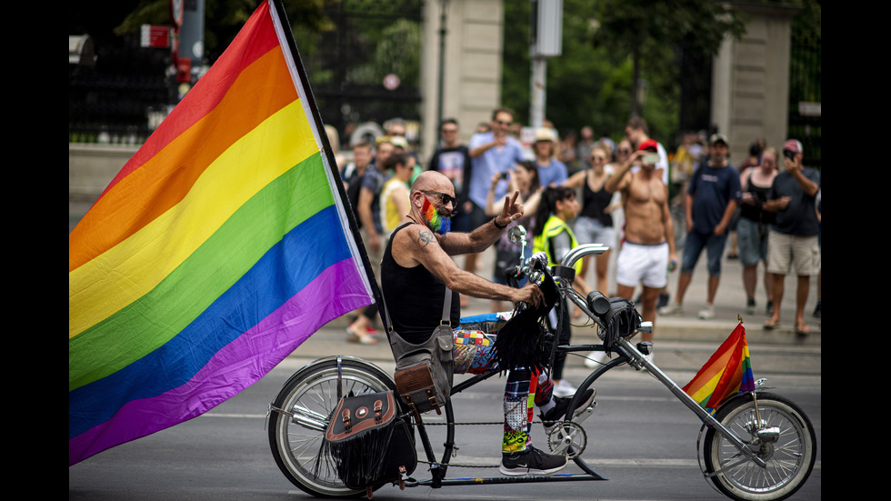 Стотици хиляди се включиха в гей парад във Виена