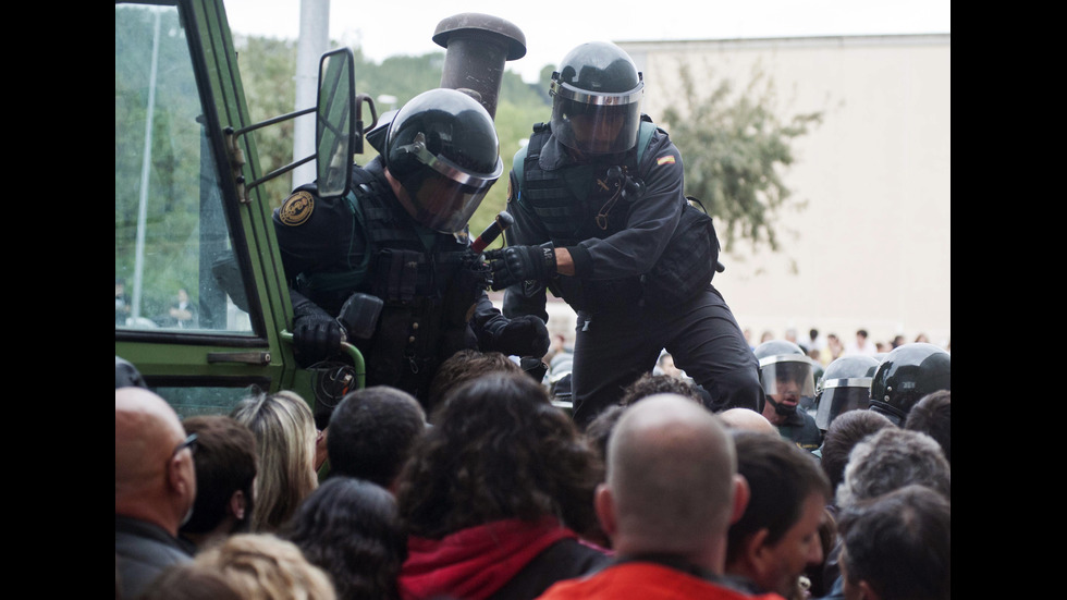 Стотици ранени при сблъсъци с полицията в Каталуния