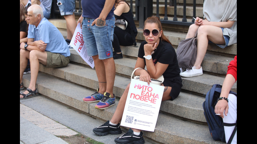 Протести в десетки градове заради жестоко малтретираното 18-годишно момиче