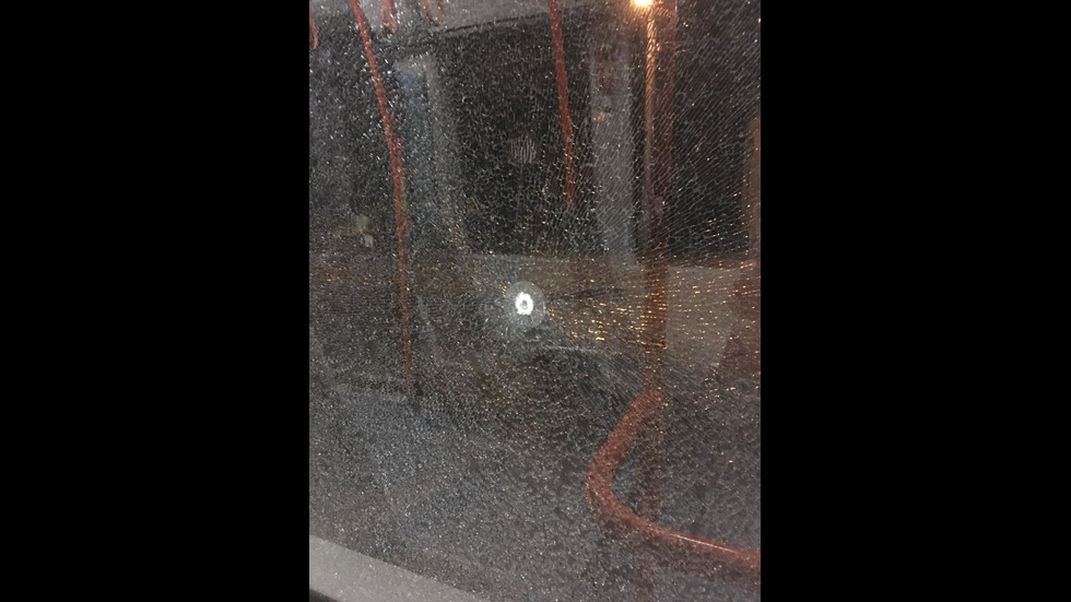 Неизвестни стреляха по трамвай в столицата