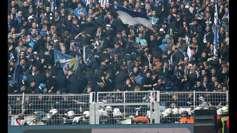 Десетки ранени при безредици на футболен мач в Германия