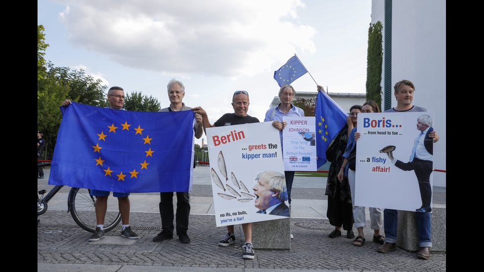 Посрещнаха Борис Джонсън в Германия с протести срещу Brexit