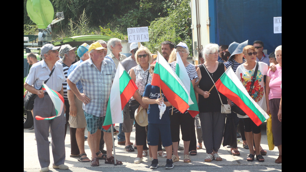 Протест срещу варовикова кариера затвори пътя София - Бургас