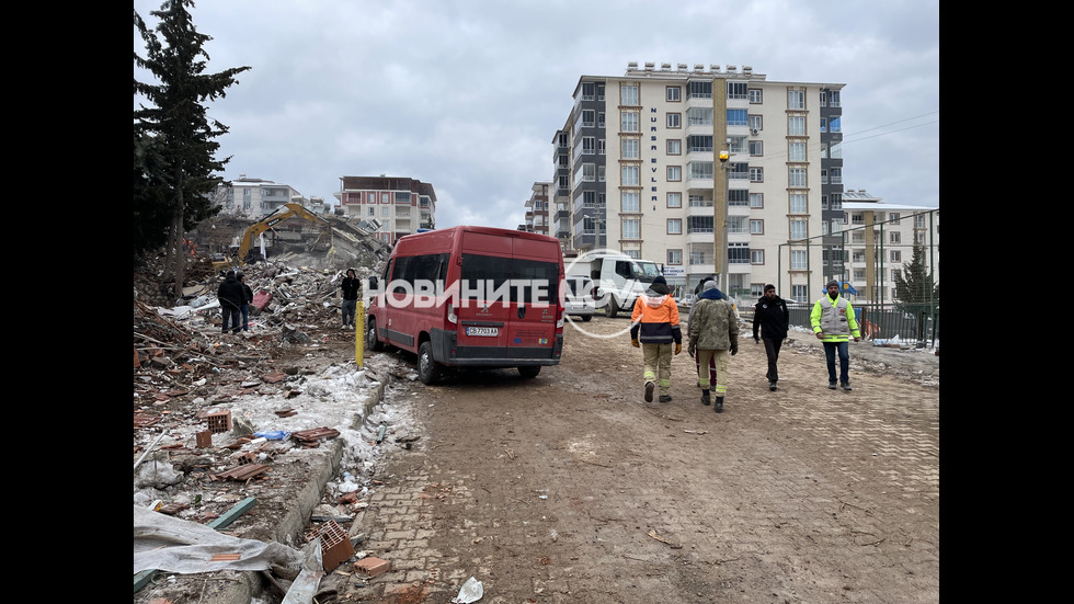 Акция в турския град Бесни: Български пожарникари доловиха сърдечен ритъм в рухнала сграда