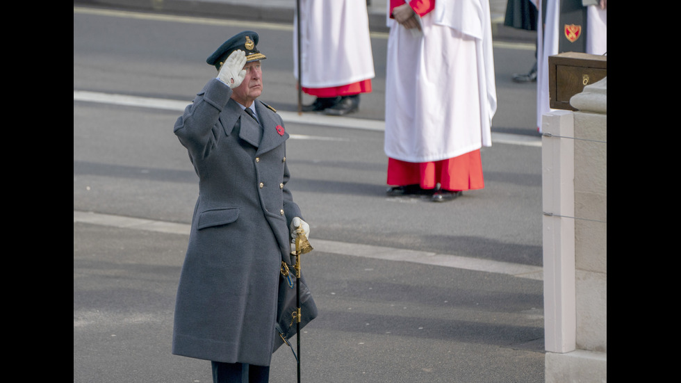 Кралица Елизабет ръководи церемония в памет на загиналите във войните от балкон