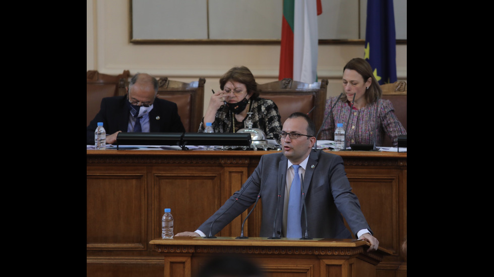 Бурни дебати в първия работен ден на новото Народно събрание