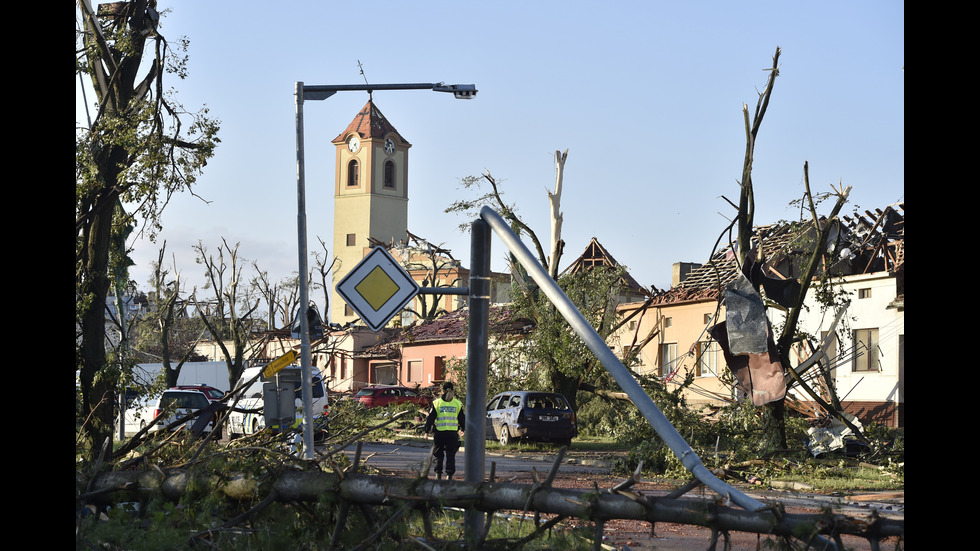 РЯДЪК ФЕНОМЕН: Торнадо удари Чехия, има жертви и ранени
