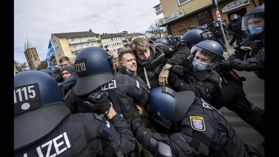 Сблъсъци с полицията по време на неразрешен протест в Германия