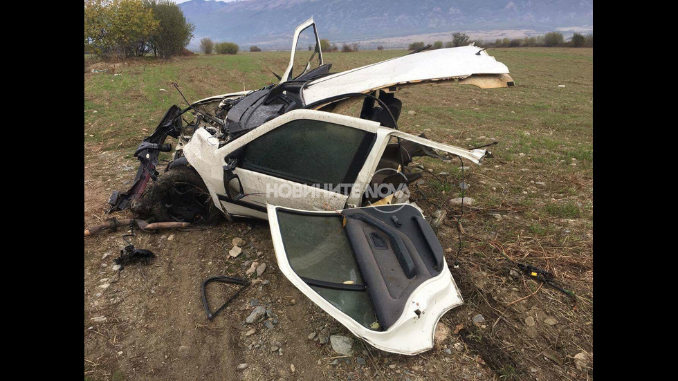 ТЕЖЪК ИНЦИДЕНТ: Кола се заби в дърво и се разполови