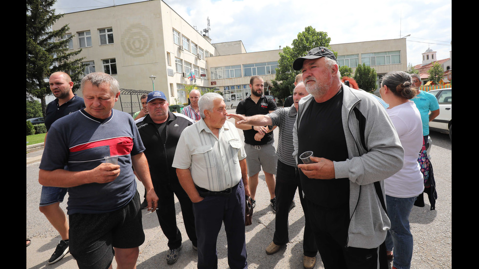 НОВ ПРОТЕСТ: Жители на село Мрамор искат пазарни цени за прасетата си