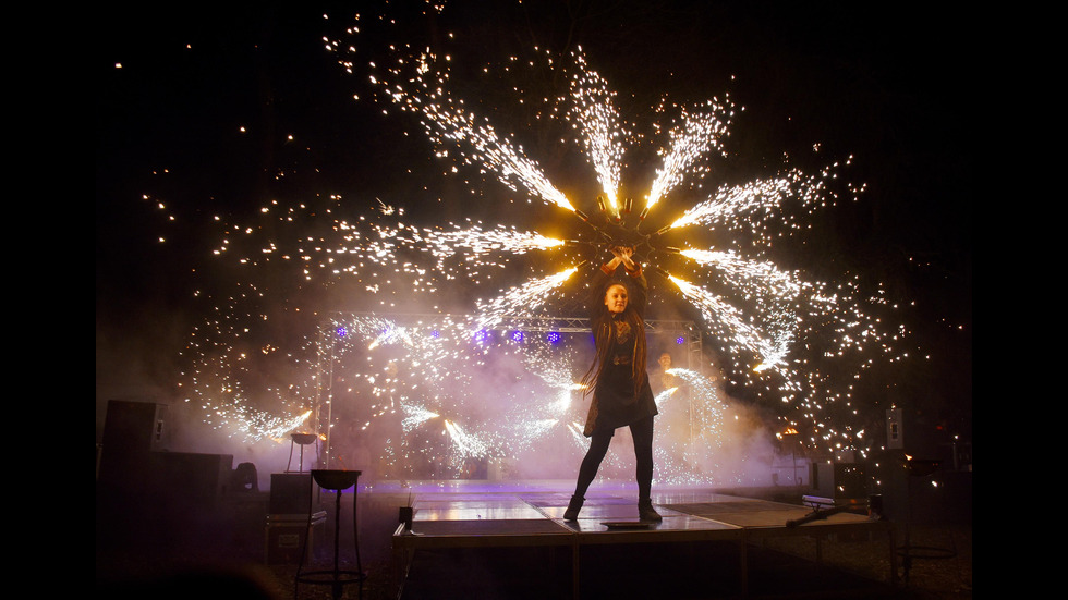 Огнено шоу за Сирни заговезни във варненския квартал "Аспарухово"