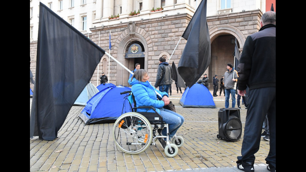 Майки на деца с увреждания на протест пред МС