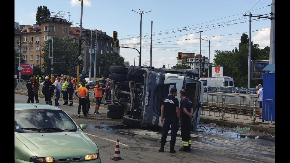 Камион се преобърна на столичен булевард