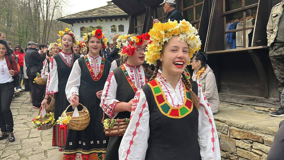 Обичаят "Лазаруване" пресъздадоха момичета от Габрово в Етнографския музей "Етъра"