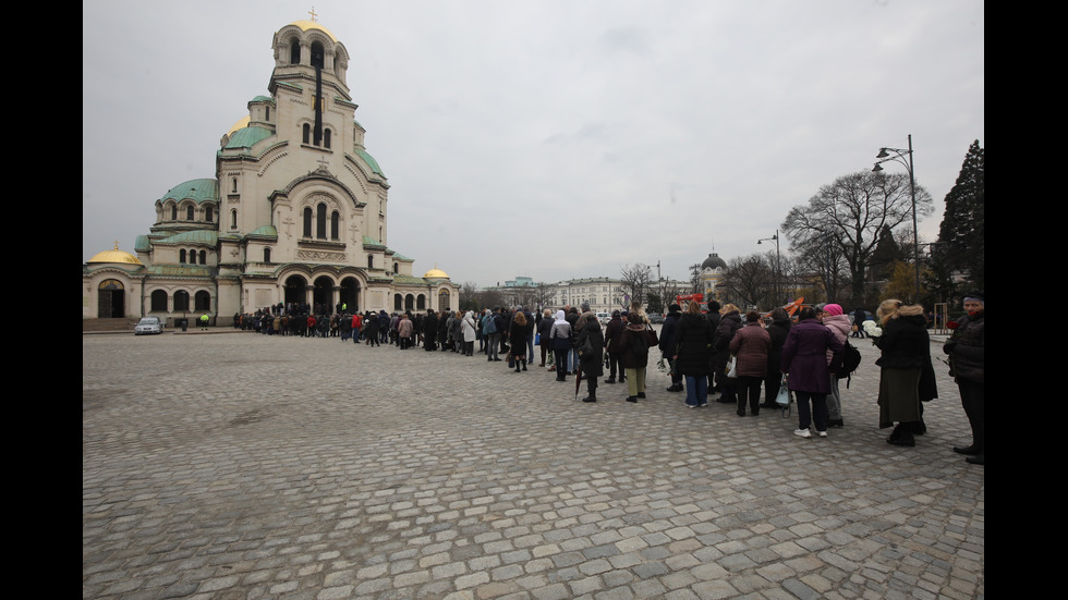 Изложиха за поклонение тленните останки на патриарха в „Св. Александър Невски”