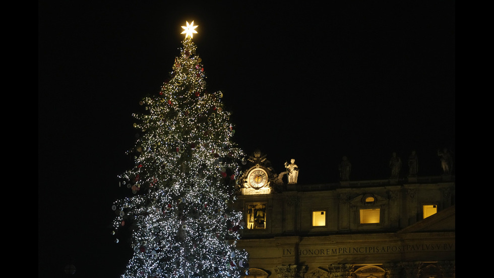 Грейнаха светлините на коледната елха и на рождественските ясли във Ватикана
