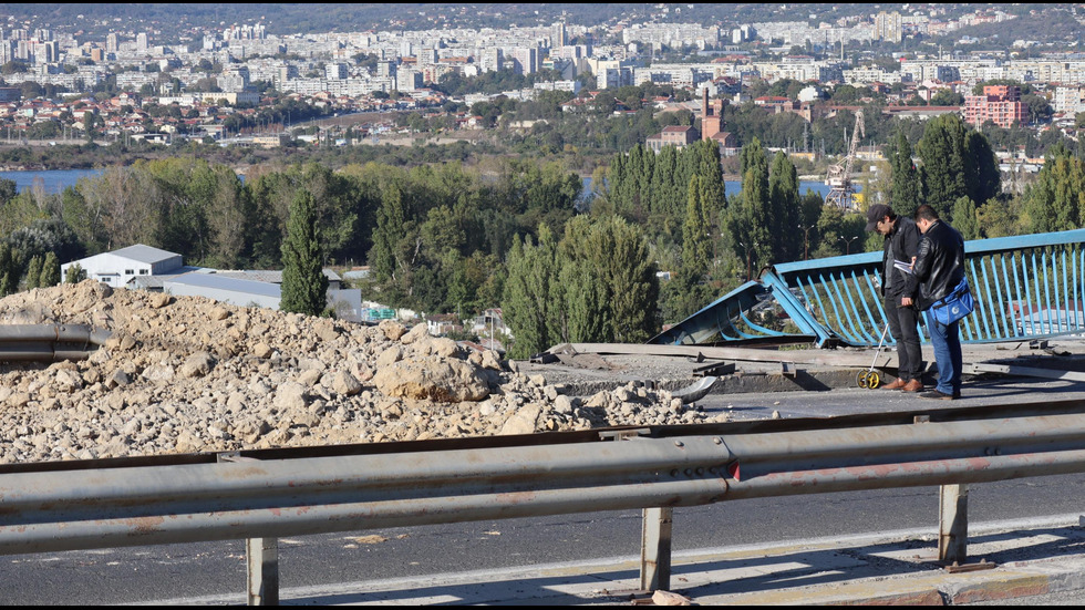 Камион падна от Аспаруховия мост