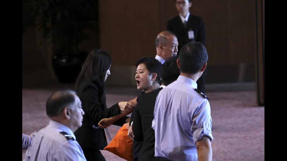 Протестиращи в Хонконг се опитаха да влязат в местния парламент