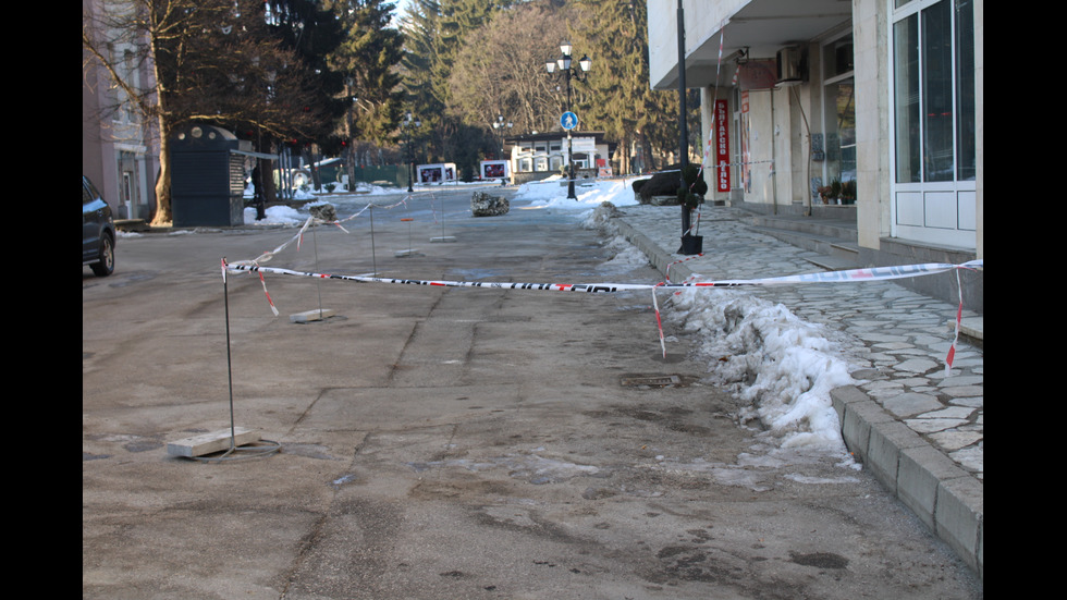 Вятърът откърти метални пана от фасадата на сграда в Разлог