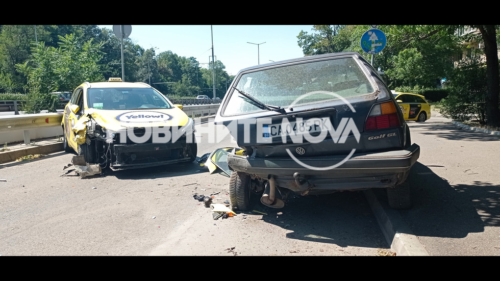 Такси помете четири коли в локалното на "Цариградско шосе"