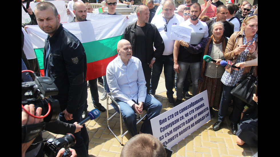 Слави Трифонов на протест пред парламента