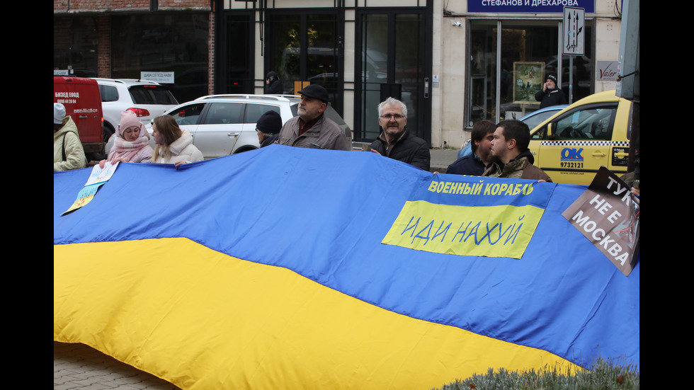 Митрофанова на литургия в Руската църква, протестиращи блокираха храма