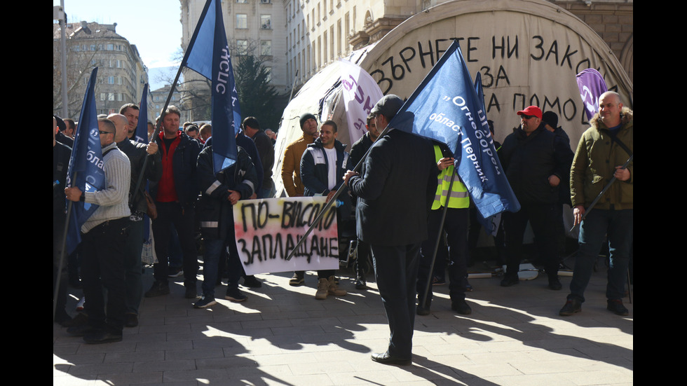 Пожарникари и полицаи от цялата страна излизат на протест в София