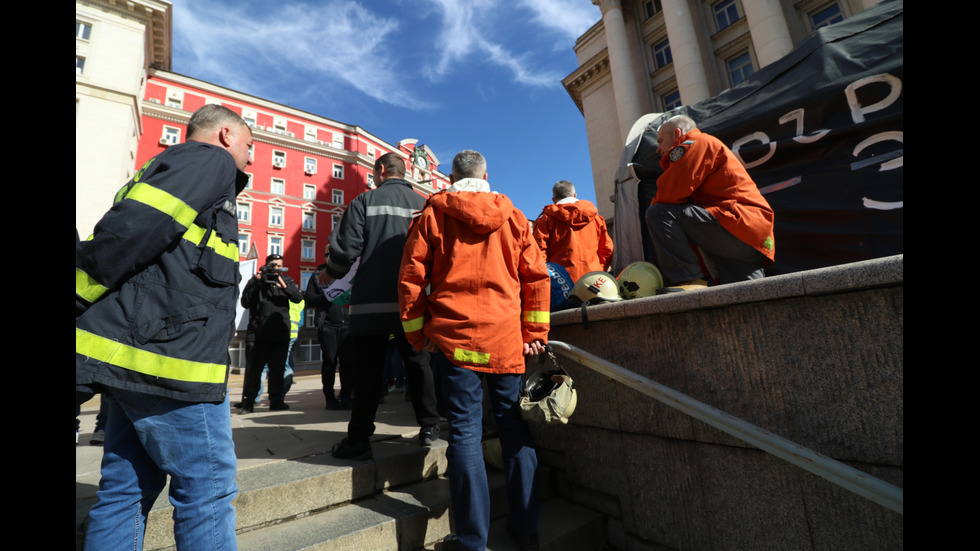 Пожарникари и полицаи от цялата страна излизат на протест в София