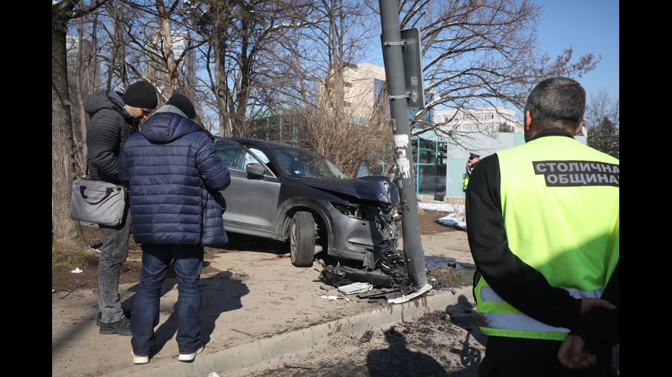 Кола се вряза в автобусна спирка в София, има ранени