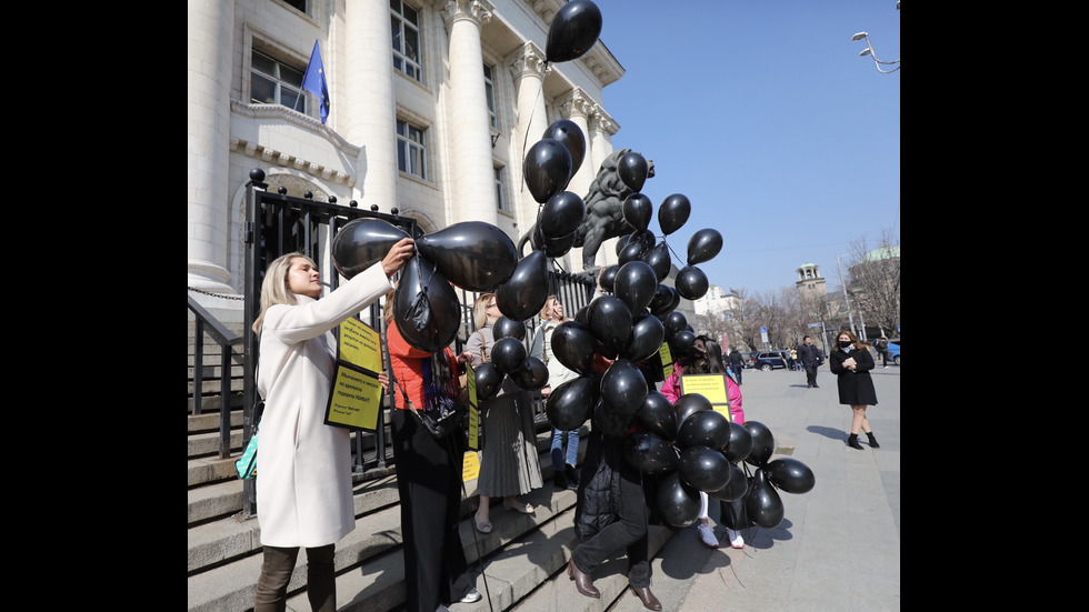 Черни балони полетяха в небето над София