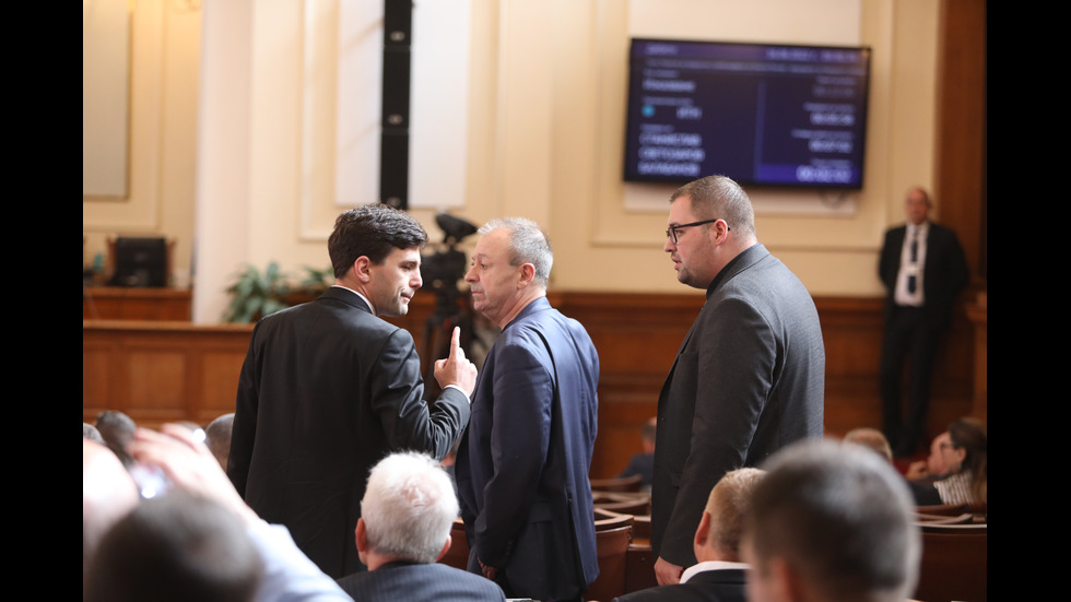 Депутатите обсъждат отстраняването на председателя на парламента