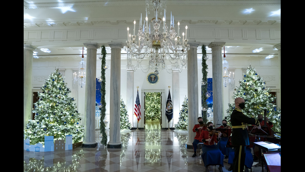 ДАРОВЕ ОТ СЪРЦЕ: Доброволци изработиха коледната украса за Белия дом