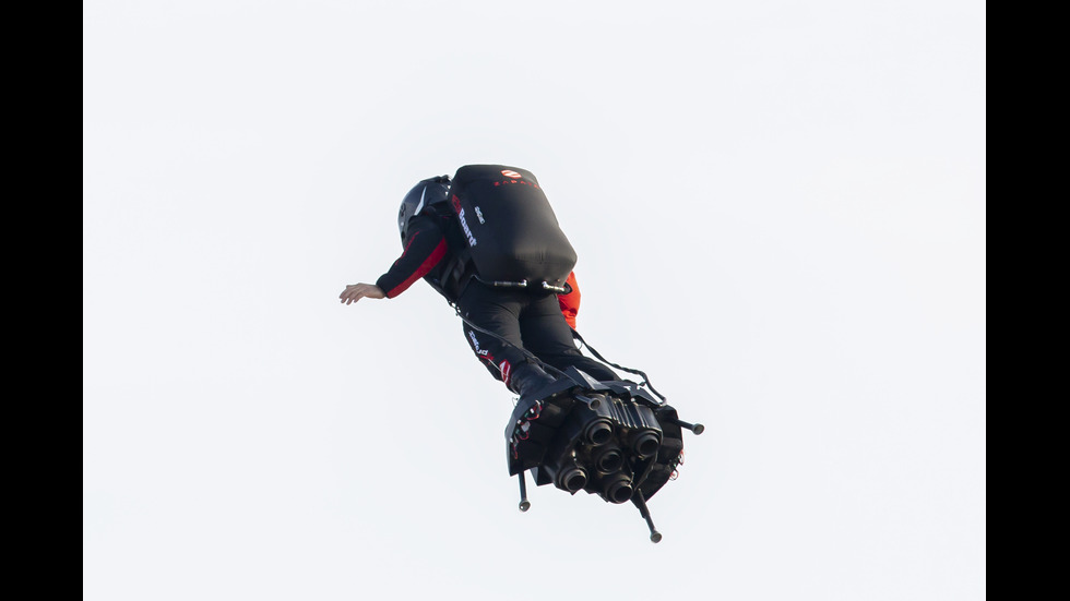 „Летящия човек“ премина над Ламанша с флайборд