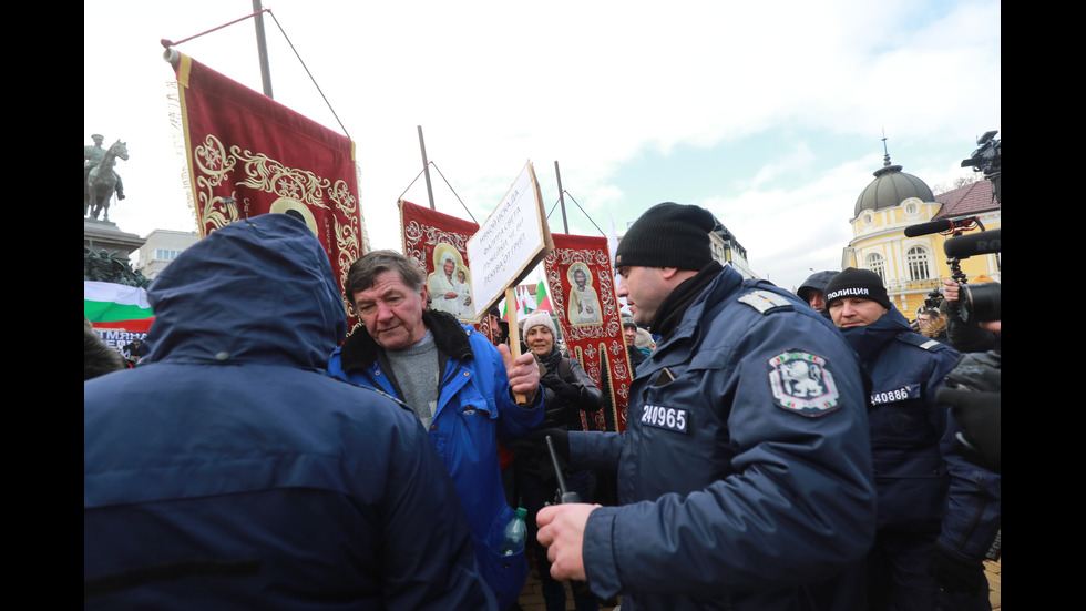 "Възраждане" организира протест срещу зеления сертификат, докараха водно оръдие пред НС