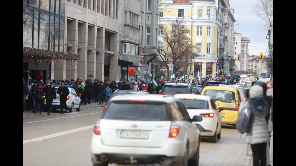 "Възраждане" организира протест срещу зеления сертификат, докараха водно оръдие пред НС