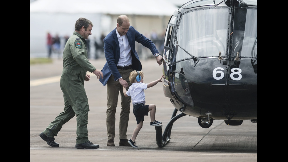 Семейството на принц Уилям на разходка покрай военните кралски самолети