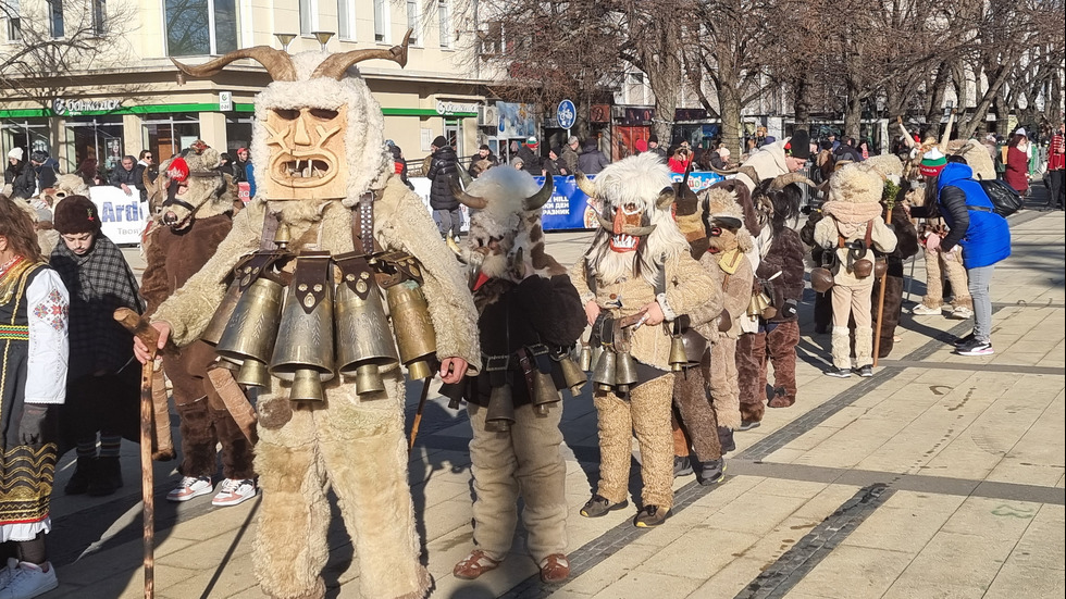 Фестивалът на маскарадните игри "Сурва" в Перник